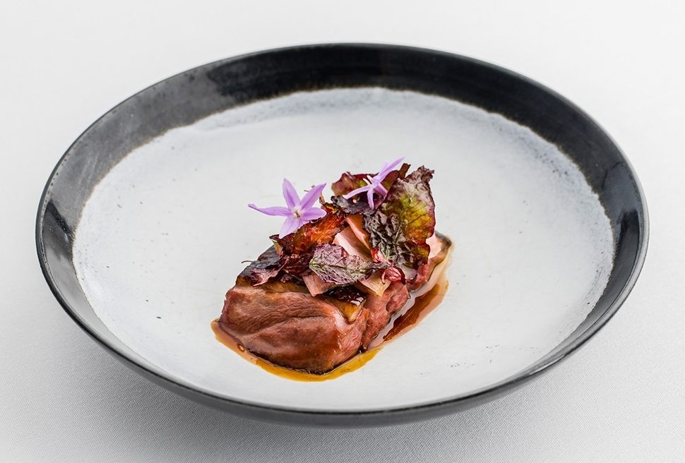 7 Peter Gilmore Master stock duck pickled pink turnip XO miso scorched amaranth leaf foto Nikki To Quay Restaurant Sidney