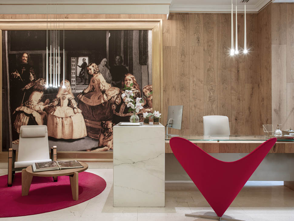 050GranMeliaPalacioDeLosDuques Front Desk Reception Red Level