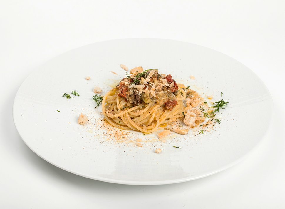 Terra mia - Spaghettone, capperi, pomodori secchi, mandorle, pecorino, finocchietto selvatico, olive, scaglie di pane e cipollotto 