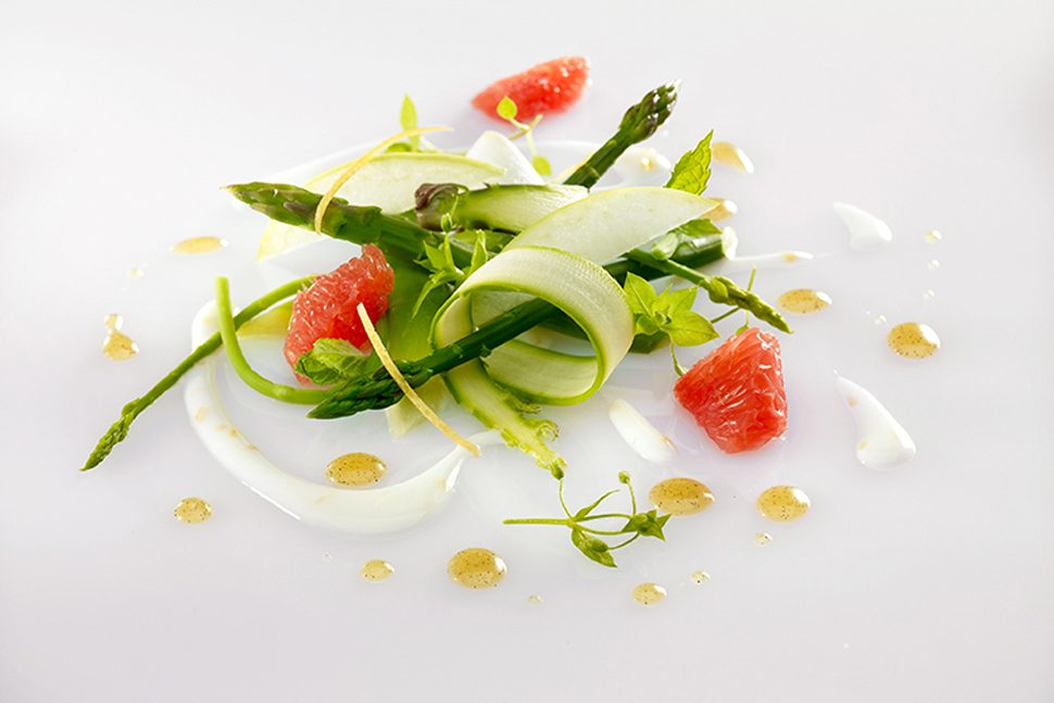 12-1 1500_1000_57455c568ff2f-salade-d-asperges--pamplemousse--sauce-yaourt-by-jose-luis-de-zubiria
