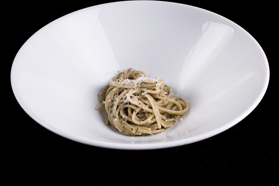 Spaghetti olio pinoli elicriso parmigiano