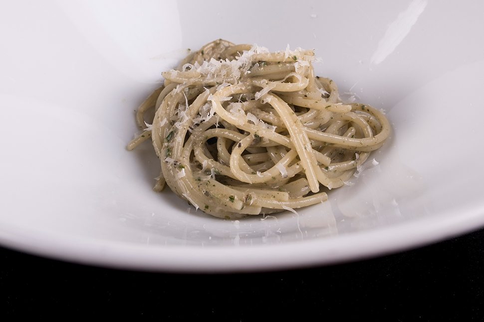 Spaghetto, condito con olio di pinoli, elicriso e parmigiano 30 mesi