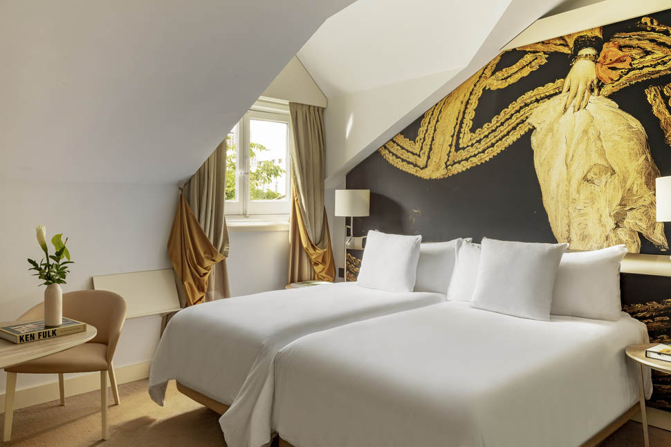 148cGranMeliaPalacioDeLosDuques Three bedroom Suite Red Level