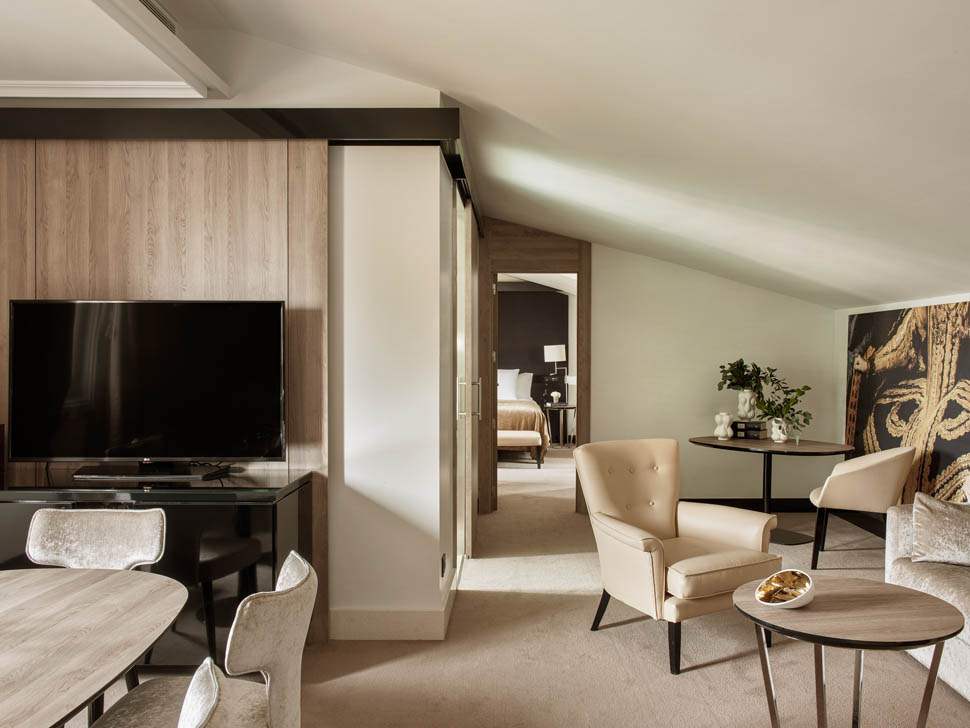 150aGranMeliaPalacioDeLosDuques One Bedroom Master Suite Red Level