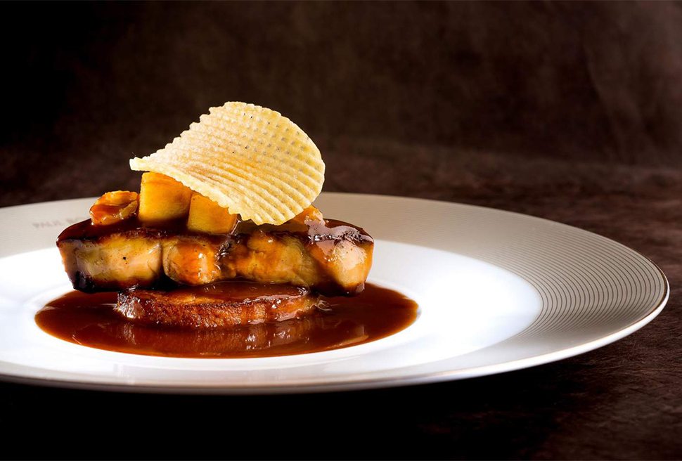 6 Paul Bocuse Scaloppa e foie gras di anatra, patata fritta e salsa della passione foto Fred Durantet