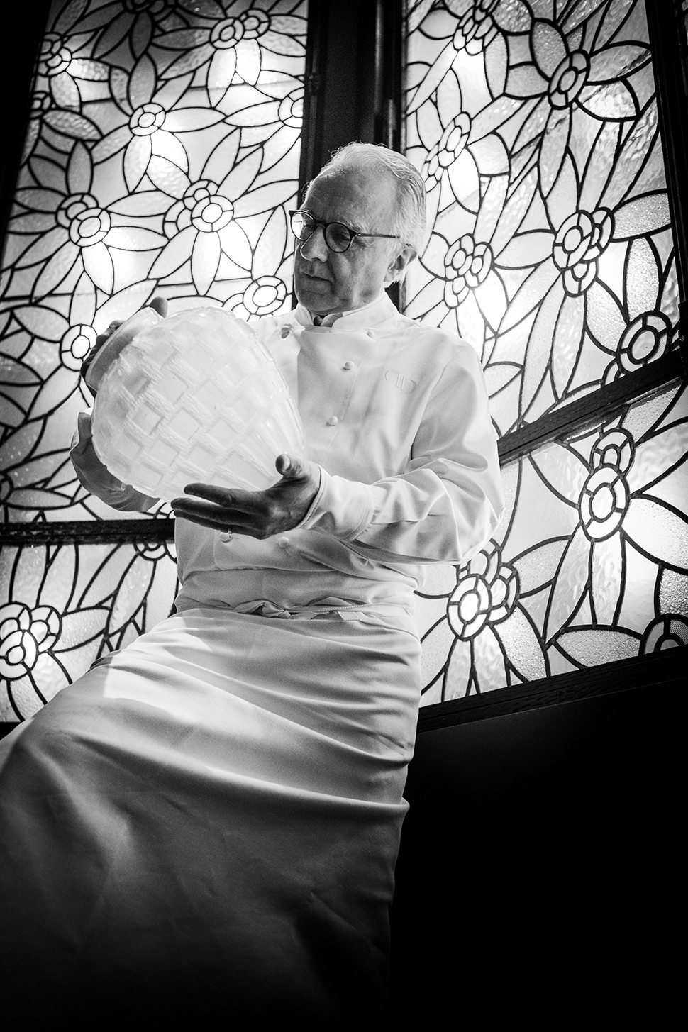 6 RECH 90 ans - Alain Ducasse et un vase rythmes de chez Daum en verre souffl+® (c) Pierre Monetta