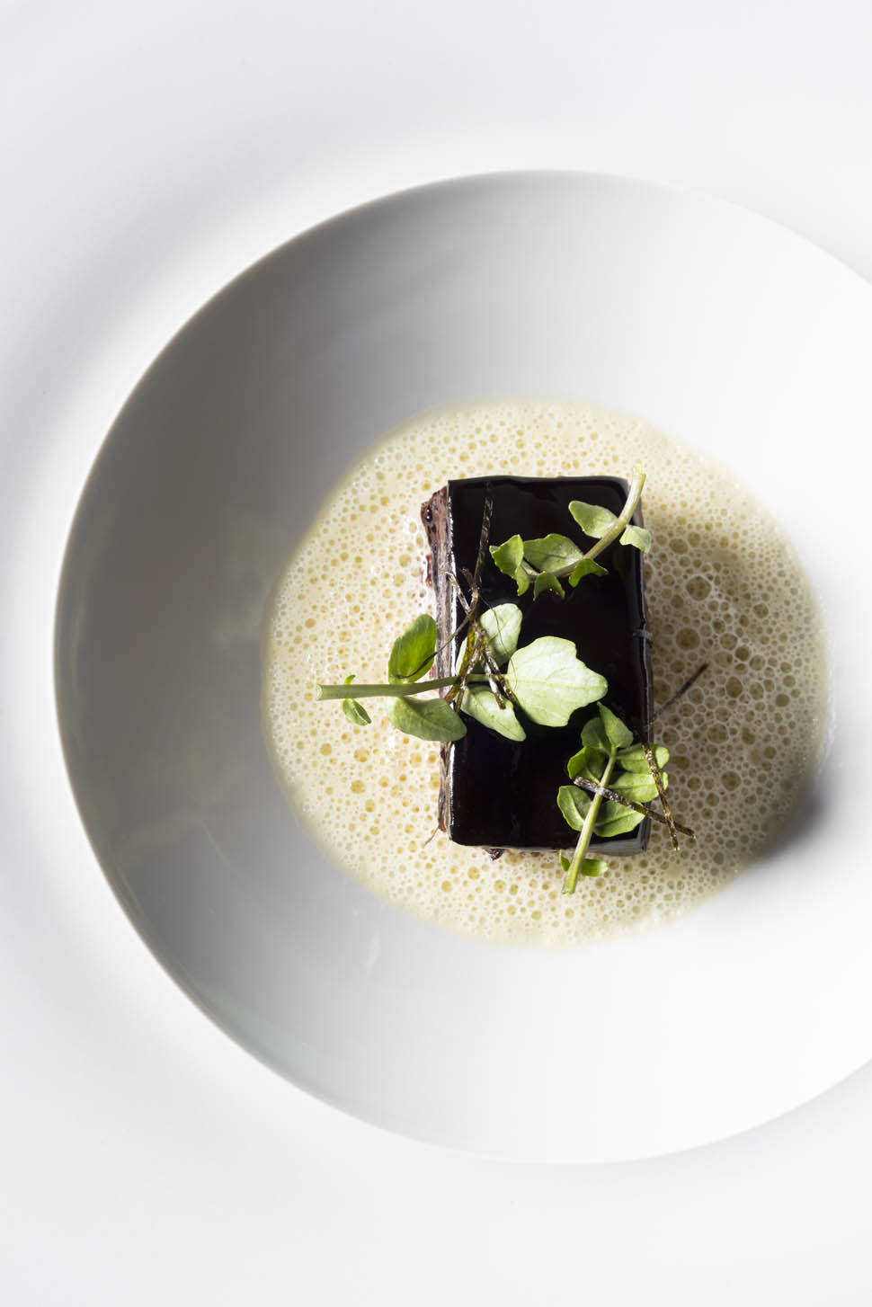 Anguilla laccata al vino rosso con fegato grasso e salsa al rosmarino