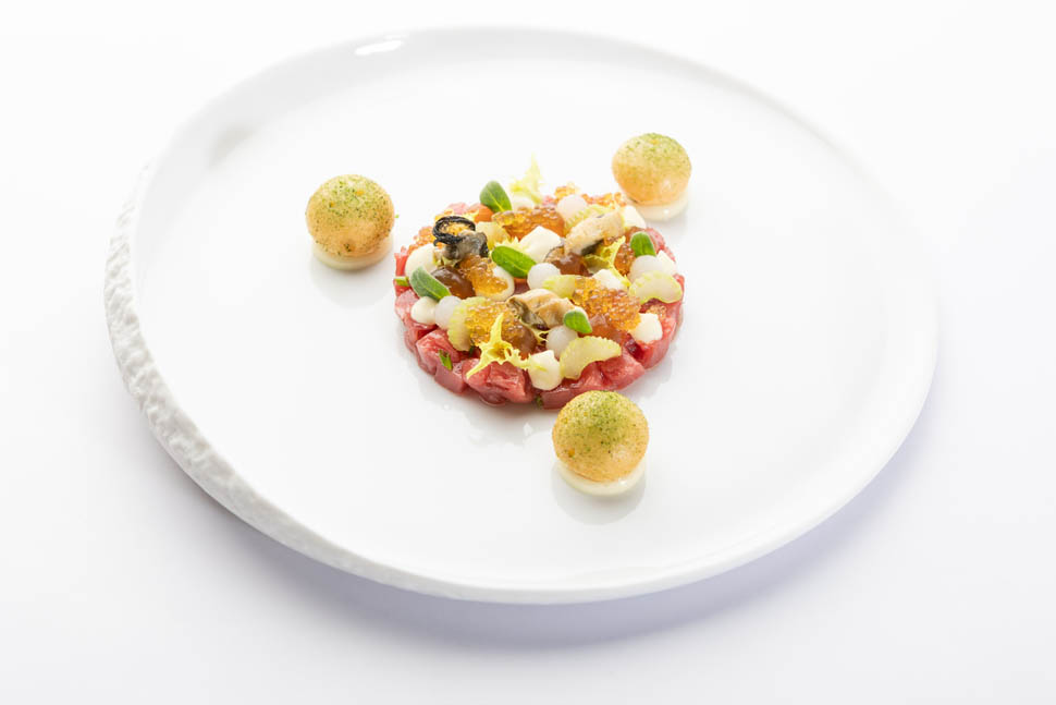 BSJ Fassona Battuta di manzo con ostrica scottata sedano vermouth rafano e zeppole alle alghe