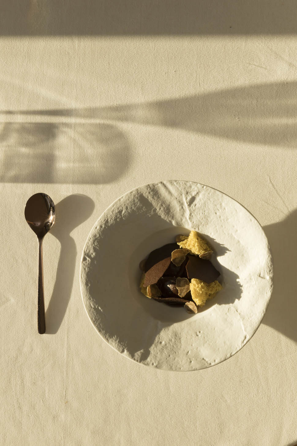 Borgo La Chiaracia Radici ristorante Pasta al cacao farcita di gianduja salata e nocciole gelato yogurt e tartufo bianco 