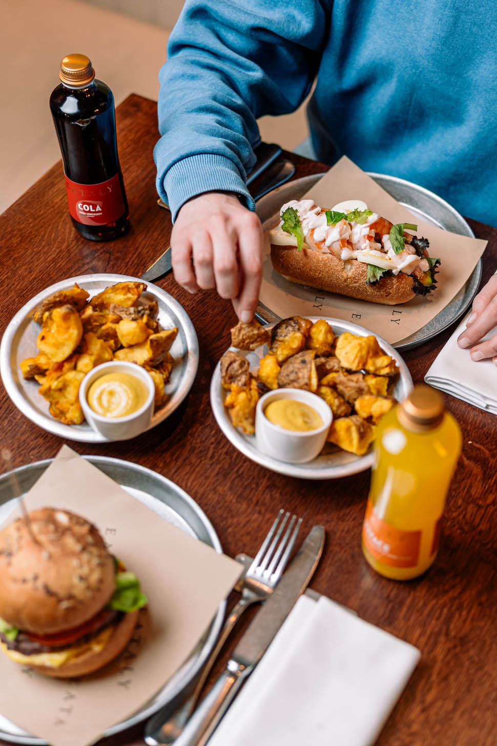 Burger Eataly tavolata con mano
