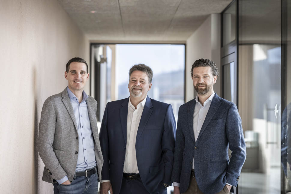Cantina Sankt Pauls da sinistra enologo Philipp Zublasing presidente Bernhard Leimegger e direttore commerciale Tobias Leimgruber AlexFilz