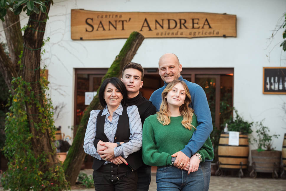 Cantina Sant Andrea Andrea Pandolfo con la moglie Pina e i figli 2 2026 01 14 16 05 52