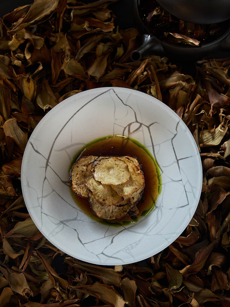 Carciofo mammola cotto e crudo cipollotto fresco e brodo di foglie essiccato