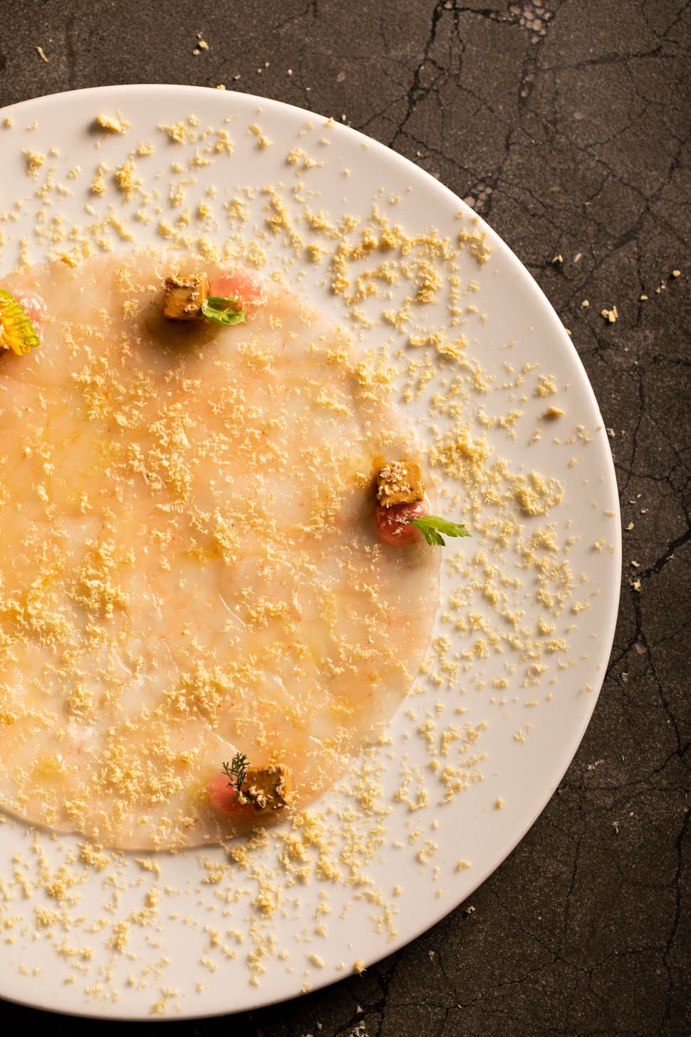 Carpaccio di gambero bianco gel di cipolla rossa foie gras marinato e grattugiato
