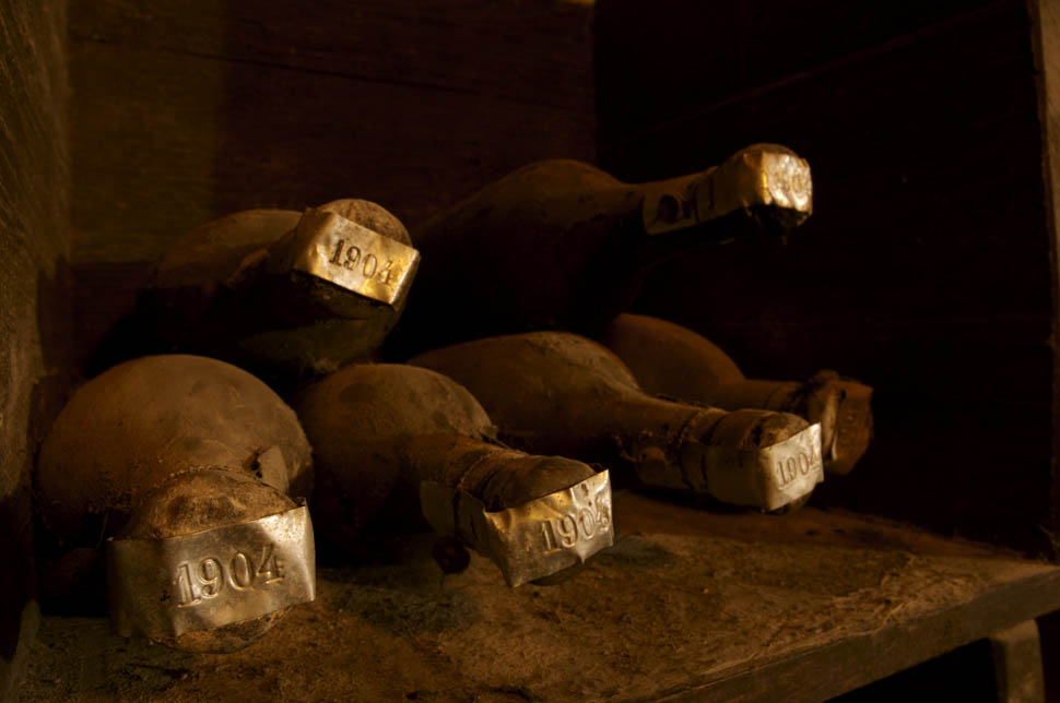 Castello di Querceto cantina antiche bottiglie castellodiquerceto