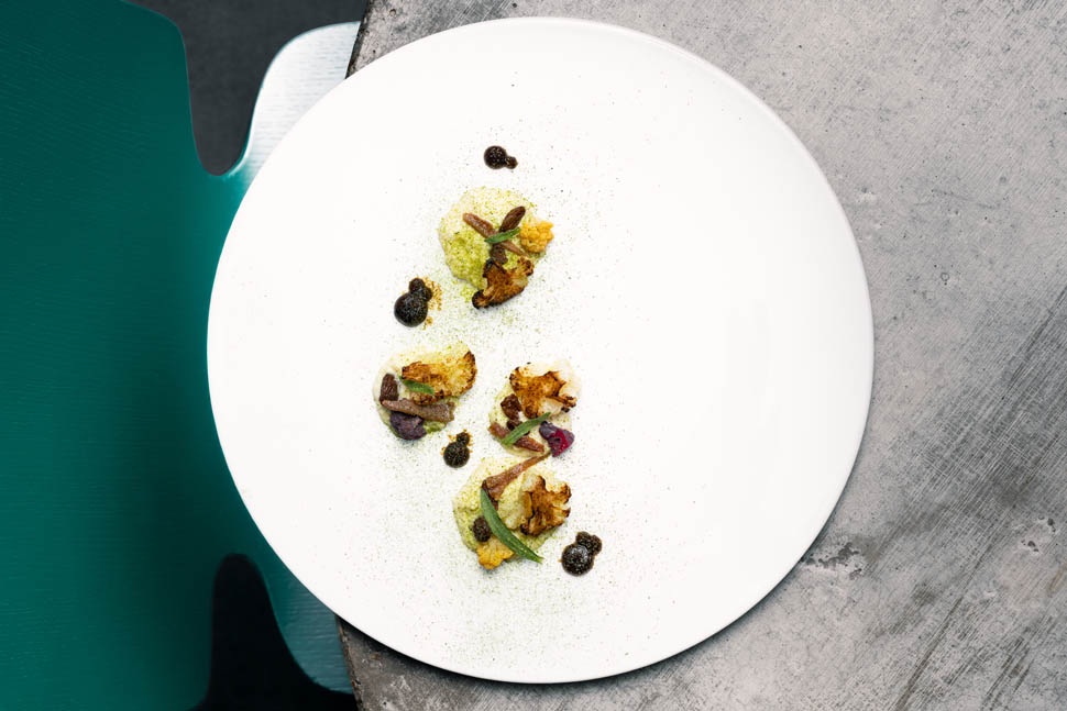 Cavolfiore arrosto liquirizia acciughe uvetta e dragoncello