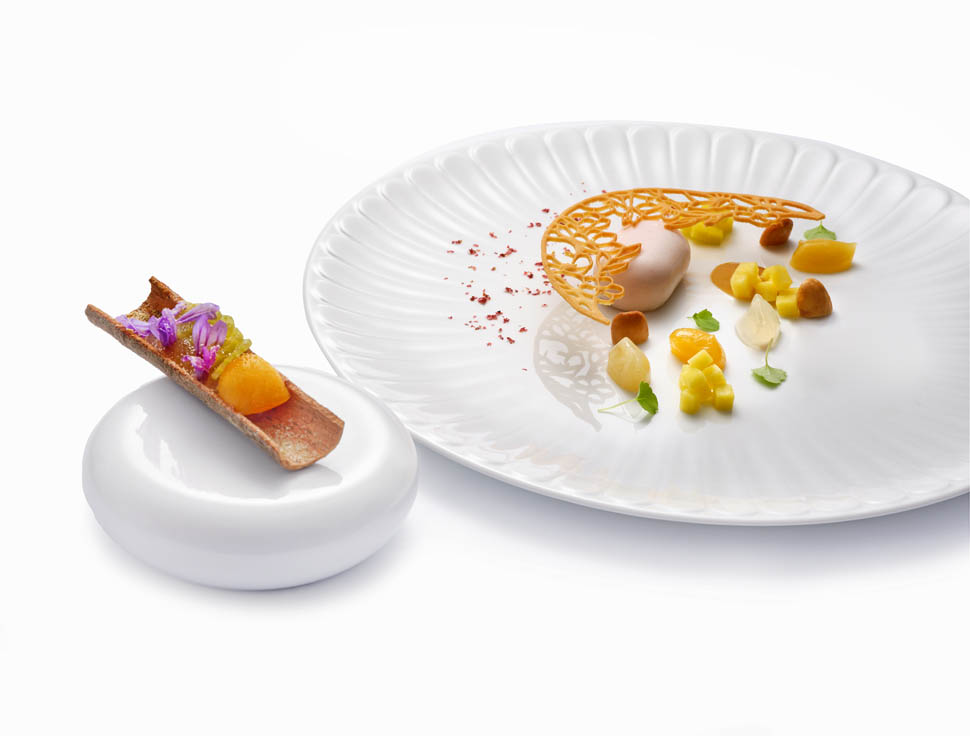 Composizione di pesche amaretto e pepe foto Janez Puksic