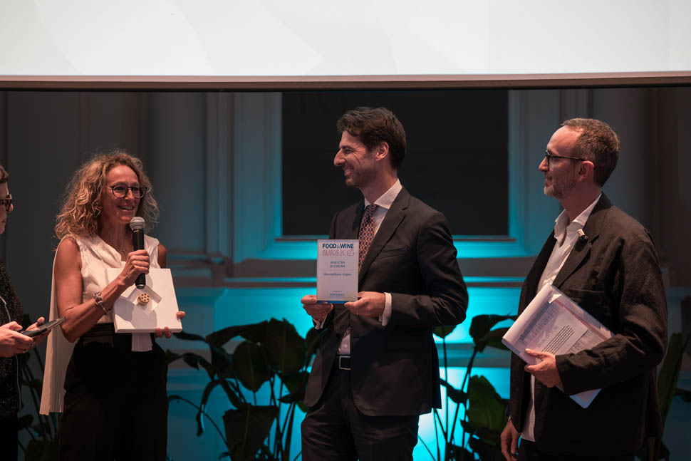 Cristina Dallapiccola direttore marketing e comunicazione di Monograno Felicetti consegna il premio Maestro di Cucina a Massimiliano Alajmo