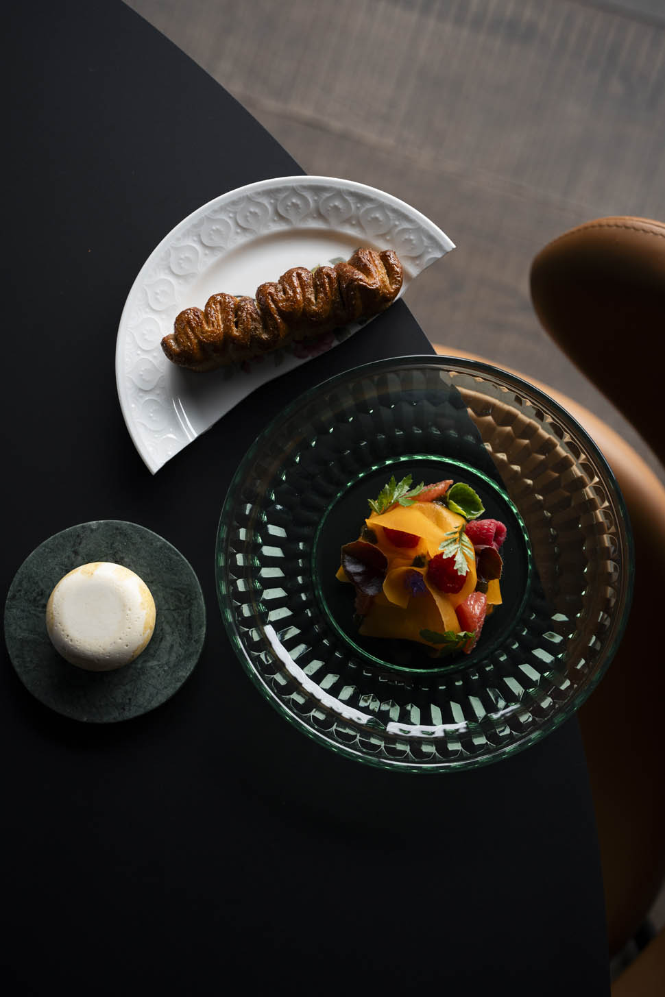 Dessert Il pane sfogliato formaggio vegetale insalata di frutta e verdura zucca pompelmo e lamponi semi di zucca