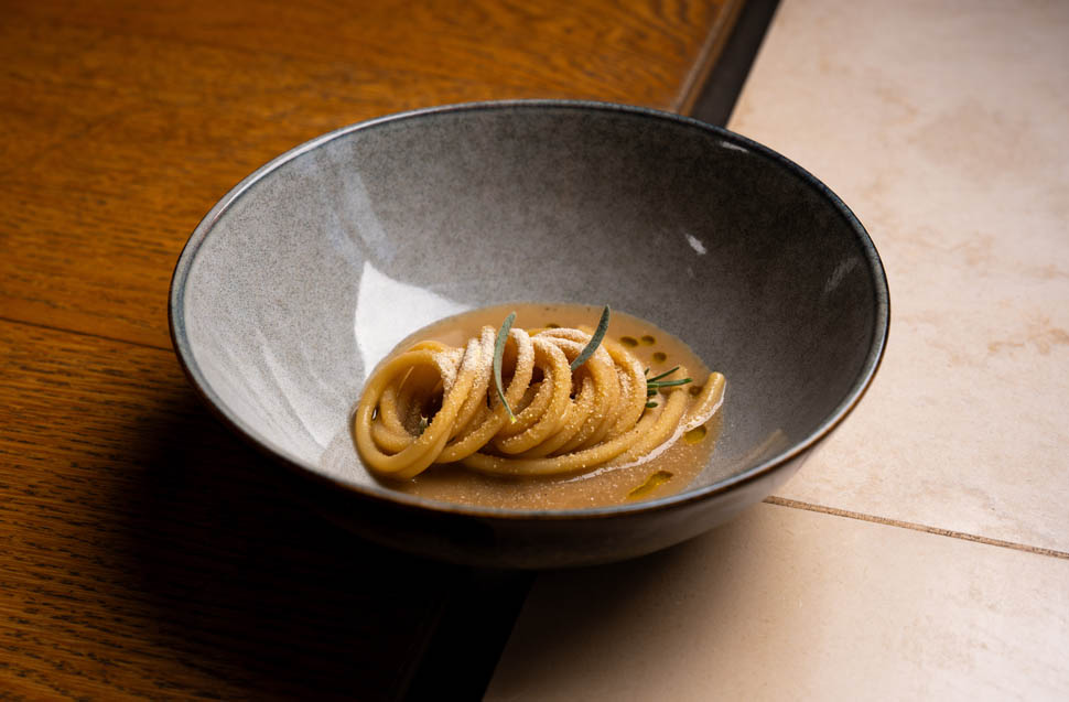 EMANUELE PUCCI SPAGHETTONE SORELLE SALERNO IN BRODO DI BOSCO CASTAGNE BURRO AFFUMICATO AL FIENO PH NIKO PAGNOTTA 3