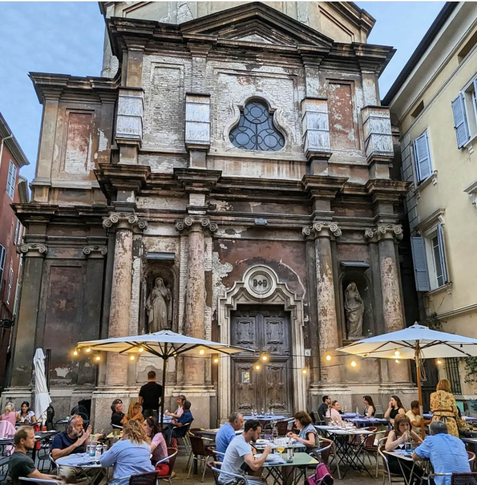 Esterno con tavoli 1