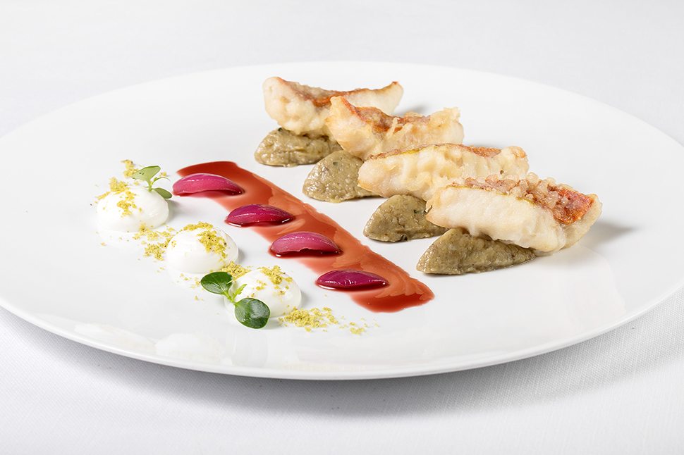 Filetti di triglia in tempura con melanzane, cipolle rosse e crema di provola affumicata