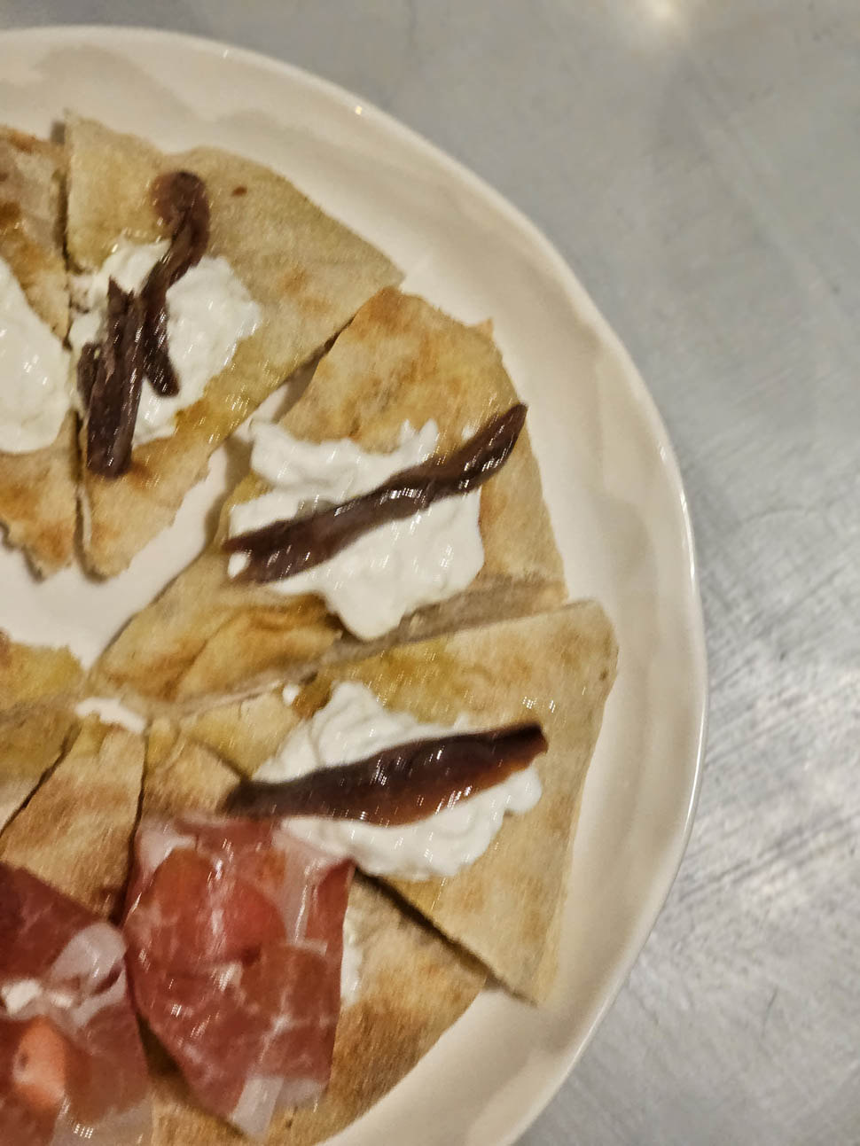 Focaccia con burrata prosciutto e alici