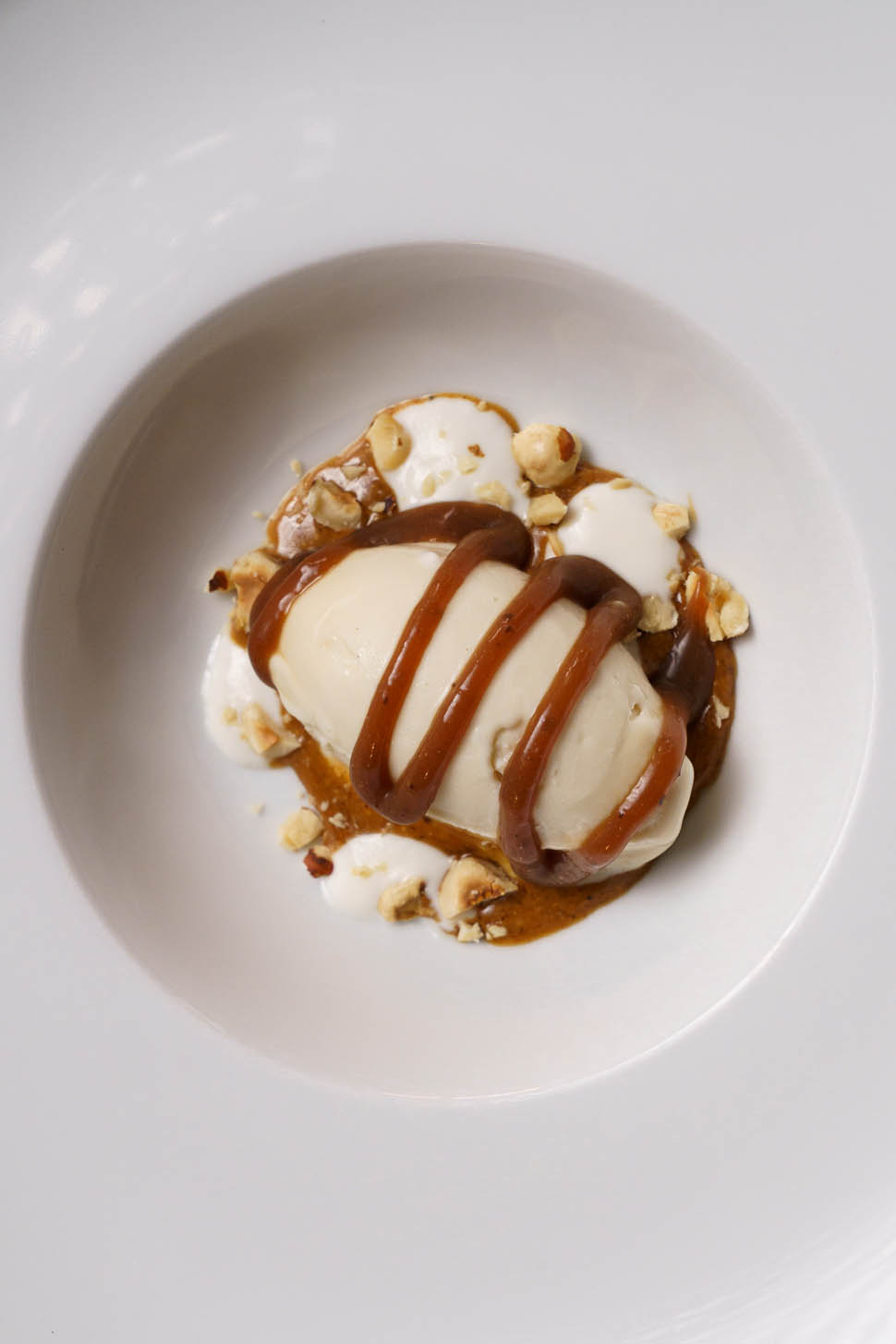 Gelato al fieno pralinato di nocciola caramello koji latte fermentato