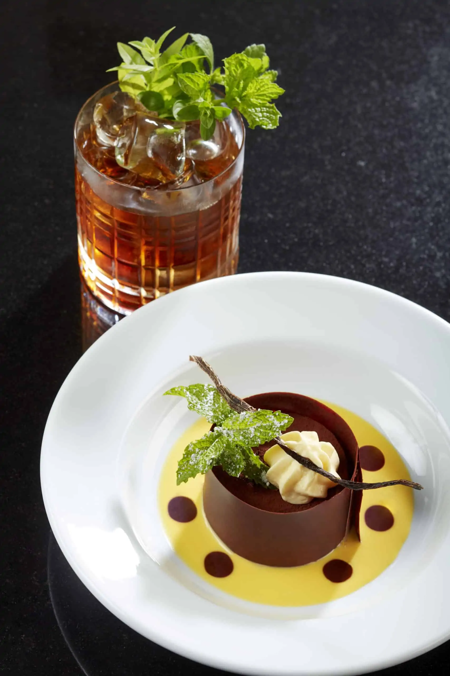 Ghiacciato di tiramisu con crema inglese rum e salsa di gianduia scaled