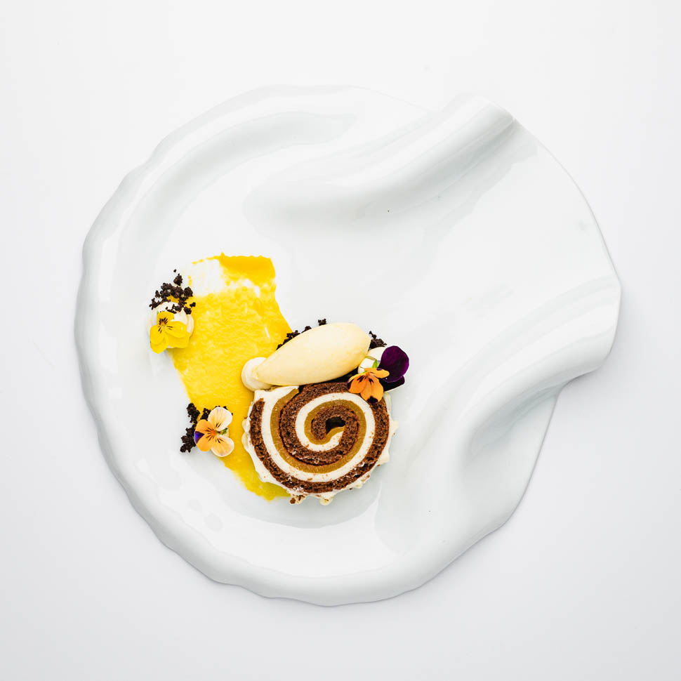 Girella di yogurt e mango cremoso allo yogurt gel di mango e gelato al passion fruit
