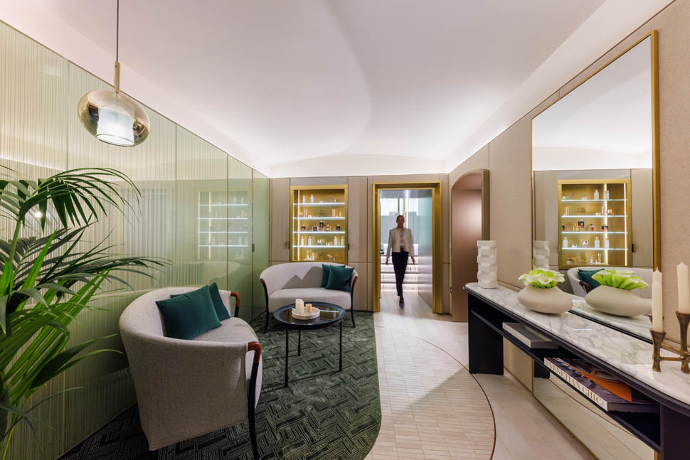 Hotel Eden Rome The Eden Spa Relaxing area with person Dorchester Collection