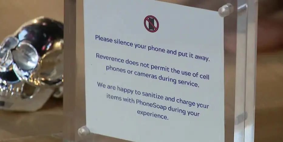 Jackson Russell Reverence cartello no telefoni