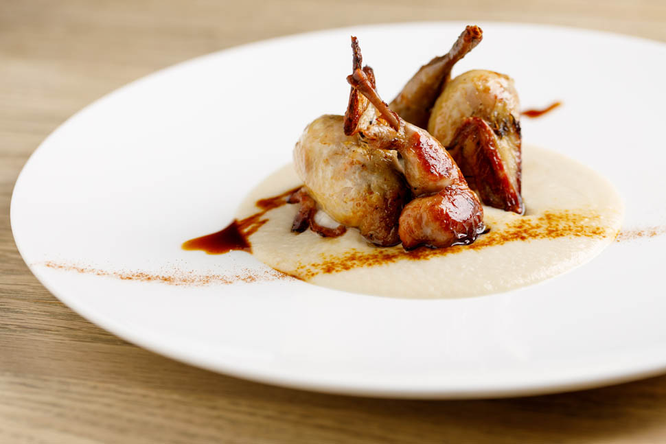 La Ciambella Quaglia ripiena di albicocche disidratate con purea di topinambur e polvere di liquirizia ph Andrea Di Lorenzojpg 2025 12 17 15 01 19