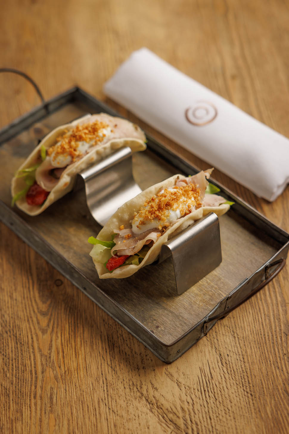 La Ciambella Wrap con porchetta di maialino da latte pomodorini marinati e salsa yogurt ph Andrea Di Lorenzo 2025 12 17 15 01 20