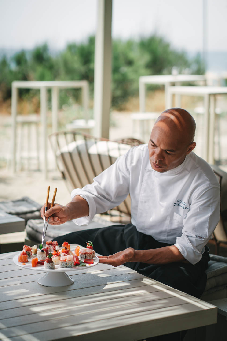 Lo chef Takamitsu con degustazione sushi Ph Mario Suarato