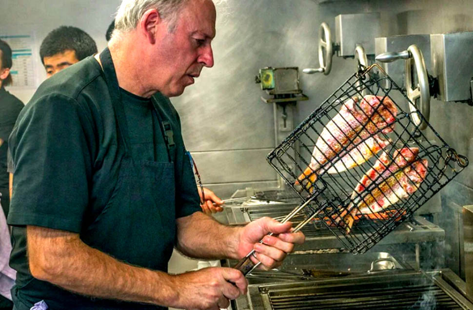 Lo chef Victor Arguinzoniz e la sua griglia