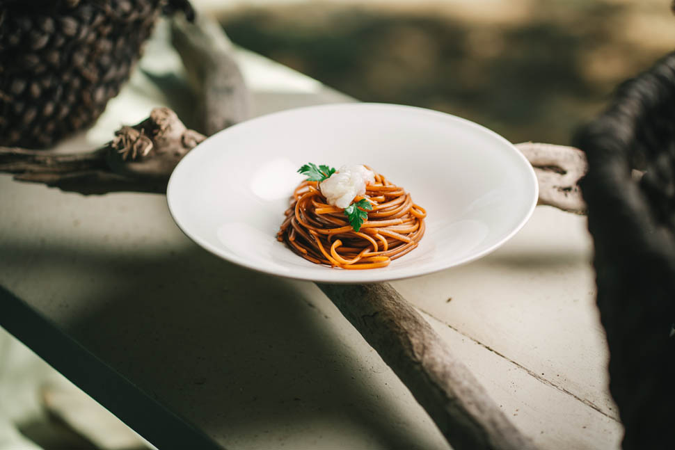 Luca Morroto Linguine all aglio nero scampi e colatura di aliciPh Mario Suaratojpg
