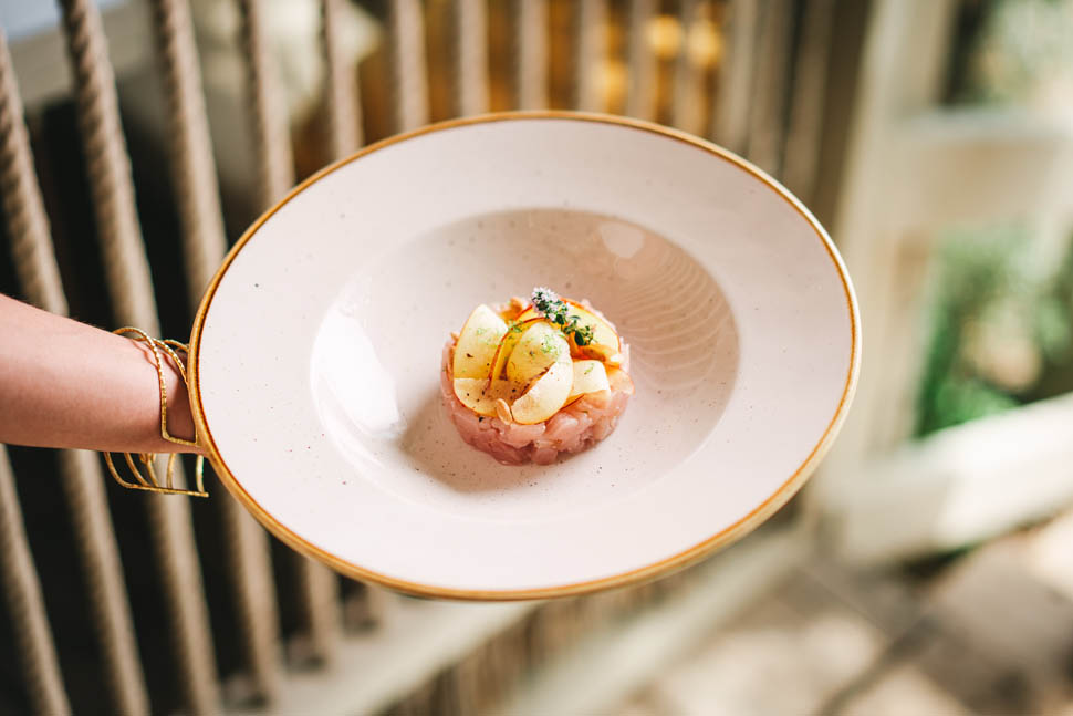 Luca Morroto Tartare di ricciola pesca e pinoli oriz Ph Mario Suarato