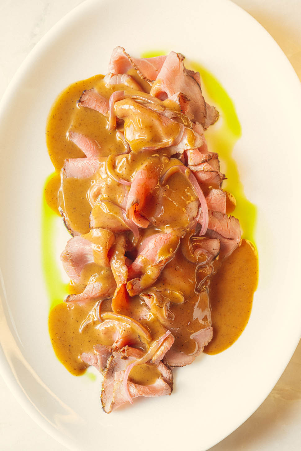 Manzo speziato con salsa al pepe 