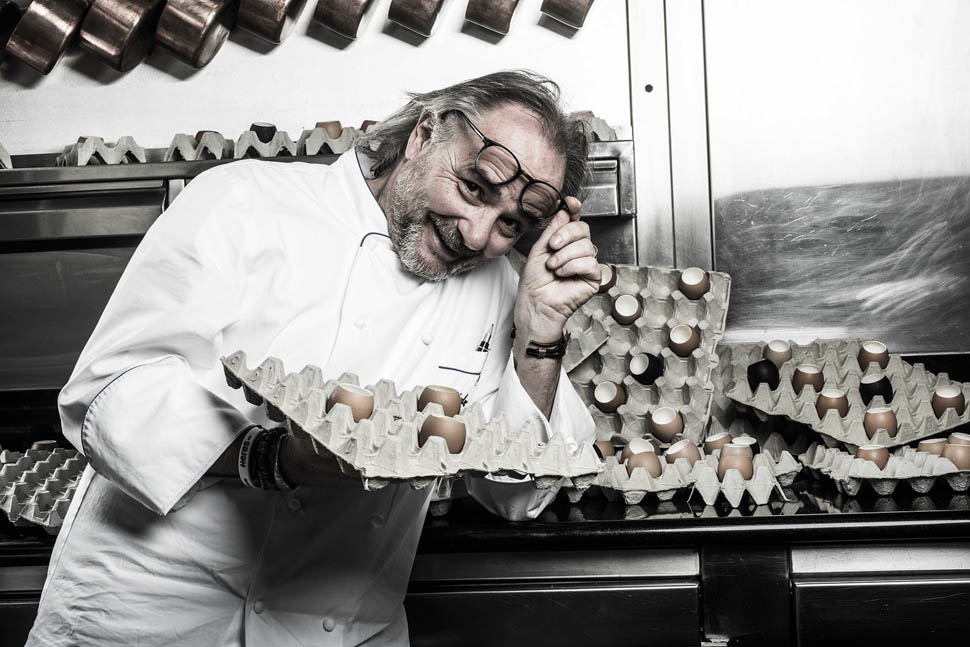 Marco Sacco Portrait in cucina con le uova5 lr