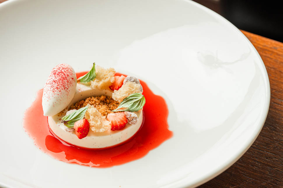 Moma Yogurt di pecora mandorle fragole e basilico 1