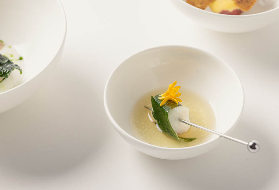 Orata mi cuit pesto di lime fermentato e peperoncino verde e consomme di cipolla 