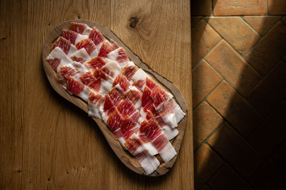 Osteria di Golpaja prosciutto da Cinta senese DOP