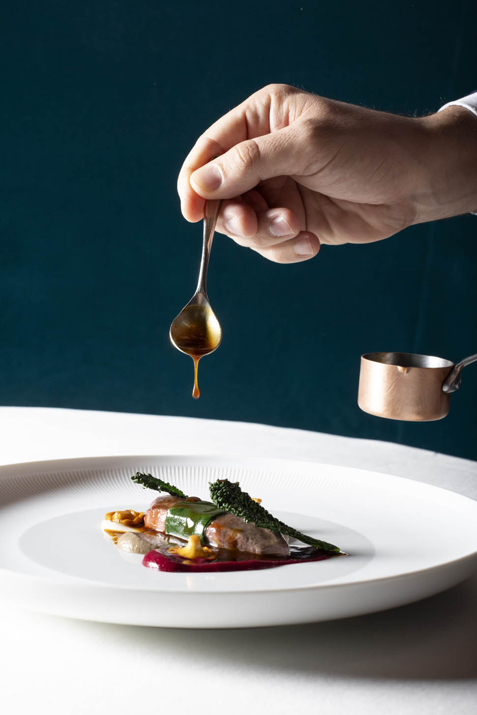 Piccione al cacao nocciola funghi e frutti rossi 2