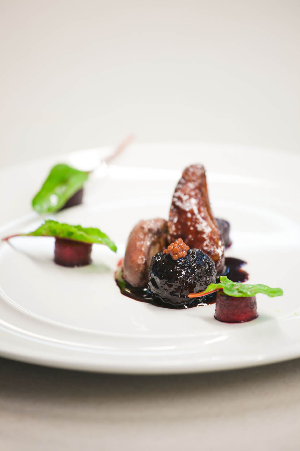 Pichon asado con albondiga de pichon y caviar de anchoas