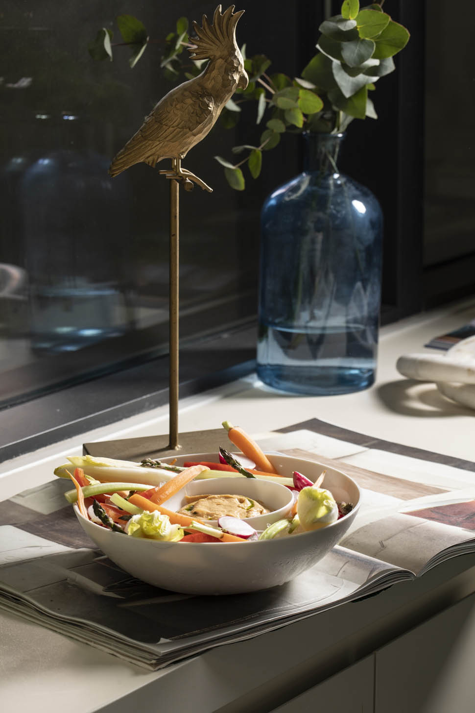 Pintxos Humus di ceci arricchito con olio allerba cipollina e verdure di stagione crude