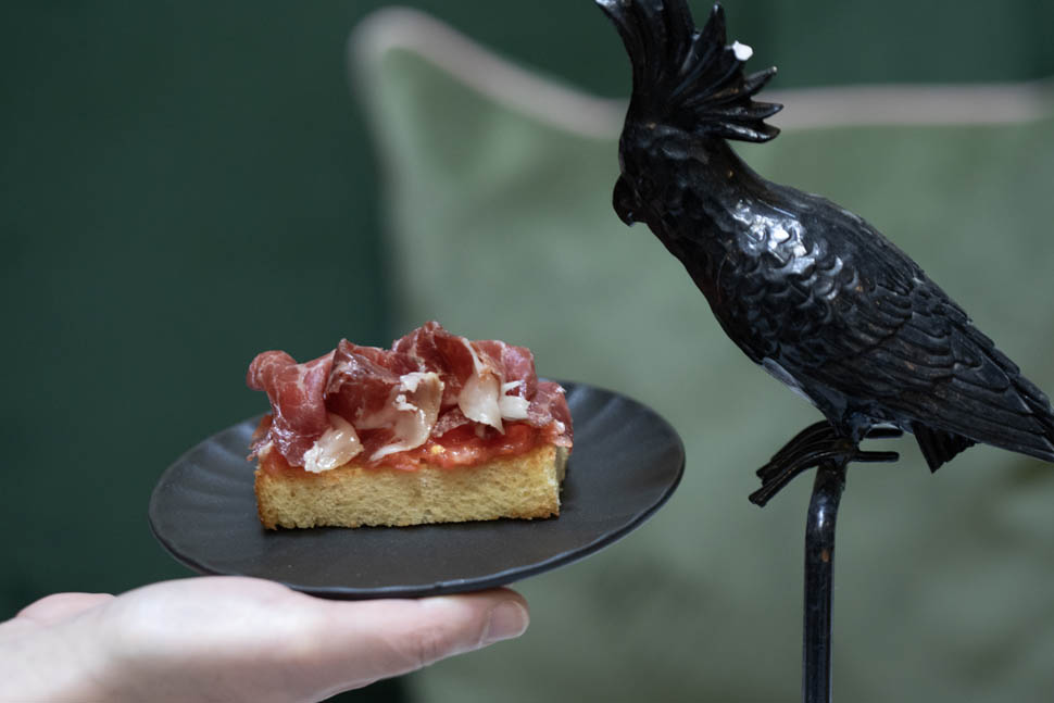 Pintxos pane tostato con pomodoro grattugiato e jamon iberico de bellota 2