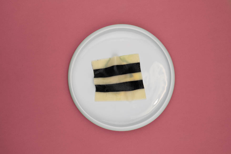 Raviolo aperto chutney di ananas e jalapeno bernese al limone e gamberi rosa dellAdriatico