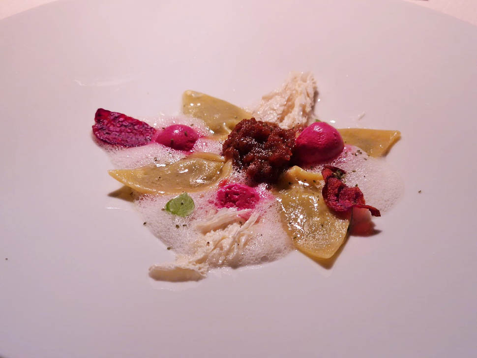 Raviolo sudtiroler muas prugna ortica achillea barbabietola crosta di latte