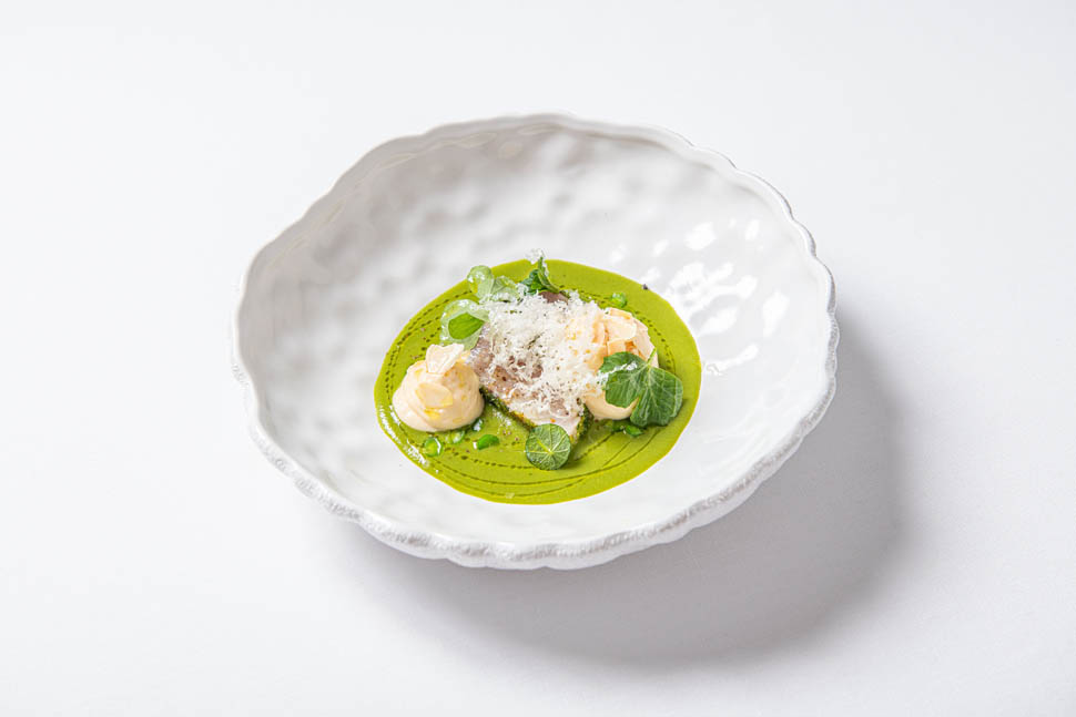 Ricciola affumicata in salsa di piselli pepe di sichuan e mandorle